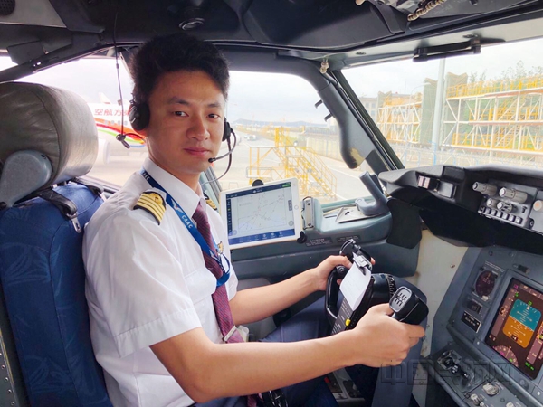 工作中的王敏浩_副本.jpg 工作中的王敏浩_副本.jpg