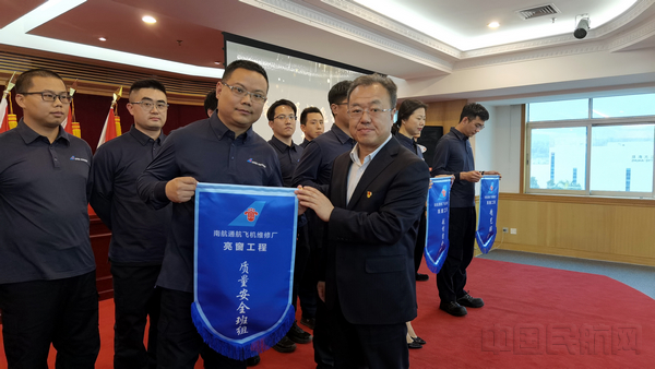 海航通航董事长_董事长办公室图片
