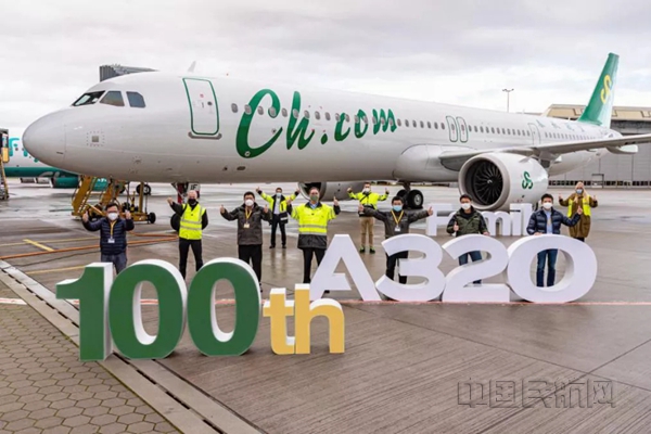 新冠疫情并未中断春秋航空持续发展的脚步，图为2020年底，使用单一A320系列机型的春秋航空在空客汉堡工厂迎接其第100架飞机-春秋供图_副本.jpg