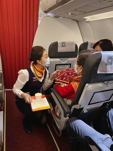 图  王烁在航班上为旅客提供真情服务_副本.jpg