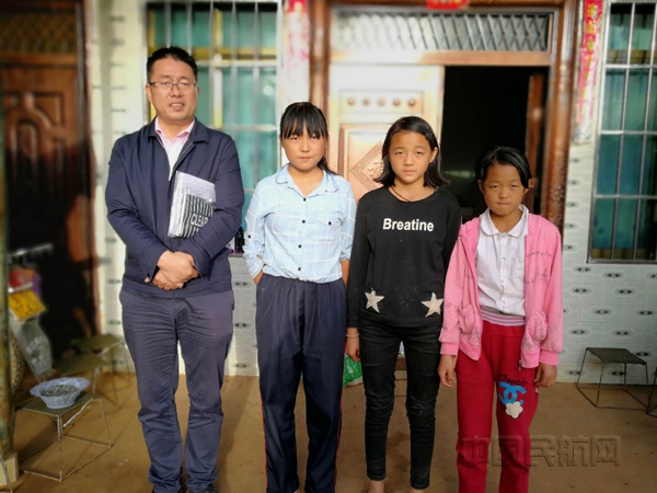 林建国与自己驻点帮扶的云南山区学生-2-东航供图_副本.jpg 林建国与自己驻点帮扶的云南山区学生-2-东航供图_副本.jpg