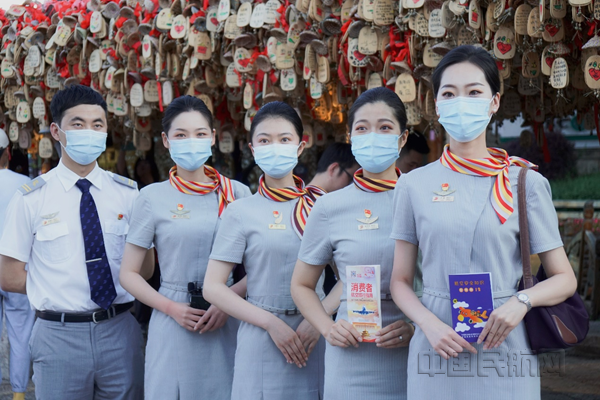 图片3尚腾飞参加党支部志愿者活动_副本.png 图片3尚腾飞参加党支部志愿者活动_副本.png