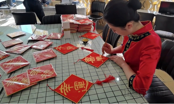 图片2尚腾飞亲手为同事写下祝福_副本.jpg 图片2尚腾飞亲手为同事写下祝福_副本.jpg
