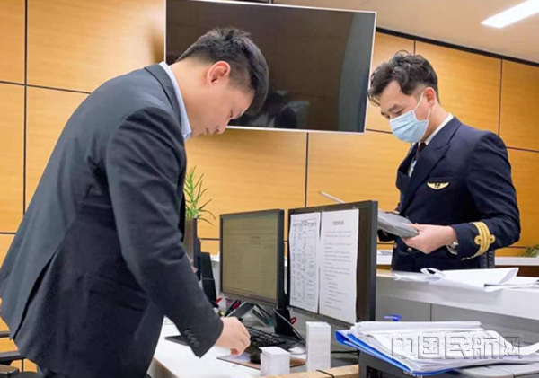 东航机组为电子飞行包更换国际APN物联卡-东航供图_副本.png 东航机组为电子飞行包更换国际APN物联卡-东航供图_副本.png