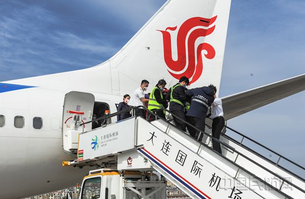 大连航空“以生命的名义”真情呵护担架旅客平安到家4_副本.jpg