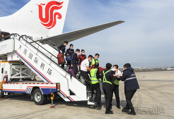 大连航空“以生命的名义”真情呵护担架旅客平安到家3_副本.jpg
