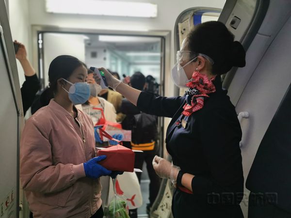 东航执行武汉重启”第一飞“-东航供图_副本.jpg 东航执行武汉重启”第一飞“-东航供图_副本.jpg