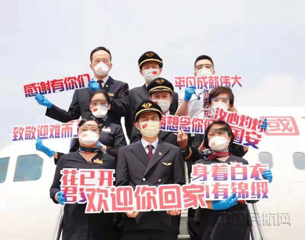 何超机组接回上海最后一批援鄂医疗队-东航供图_副本.jpg