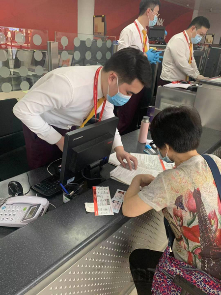nEO_IMG_附图2: 值机人员协助旅客办理无陪老人服务.jpg