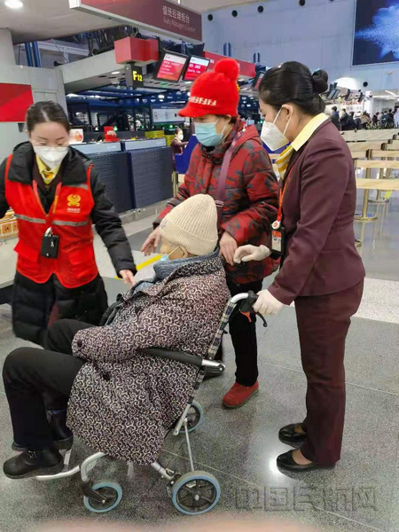 nEO_IMG_附图1: 特服人员为老年旅客提供轮椅服务.jpg