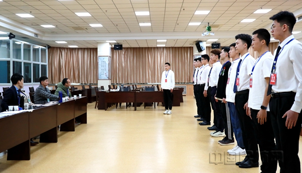 4月24日,中国民用航空飞行学院与南方航空在新疆联合开展乘务专业和民航空中安全保卫招生。 张思维摄_副本.jpg 4月24日,中国民用航空飞行学院与南方航空在新疆联合开展乘务专业和民航空中安全保卫招生。 张思维摄_副本.jpg