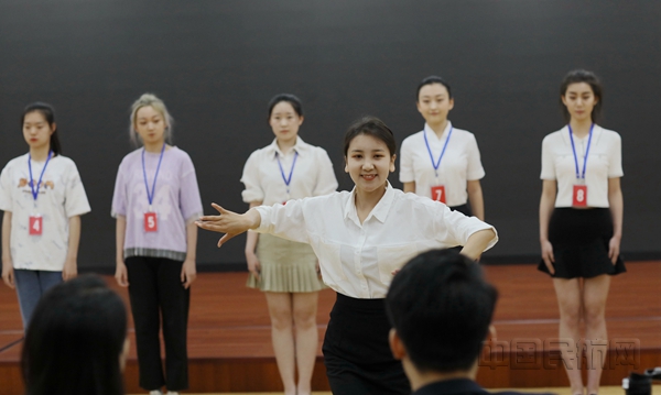 4月24日,中国民用航空飞行学院与南方航空在新疆联合开展乘务专业和民航空中安全保卫招生。图为一位哈萨克族考生正在展示才艺。 张思维摄_副本.jpg 4月24日,中国民用航空飞行学院与南方航空在新疆联合开展乘务专业和民航空中安全保卫招生。图为一位哈萨克族考生正在展示才艺。 张思维摄_副本.jpg