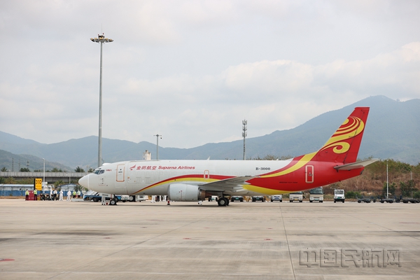 自新加坡飞抵三亚的金鹏航空全货机-金鹏供图_副本.jpg 自新加坡飞抵三亚的金鹏航空全货机-金鹏供图_副本.jpg