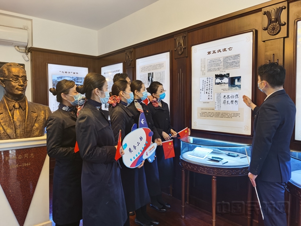 东航空乘在邹韬奋纪念馆参观学习-东航客舱供图_副本.jpg