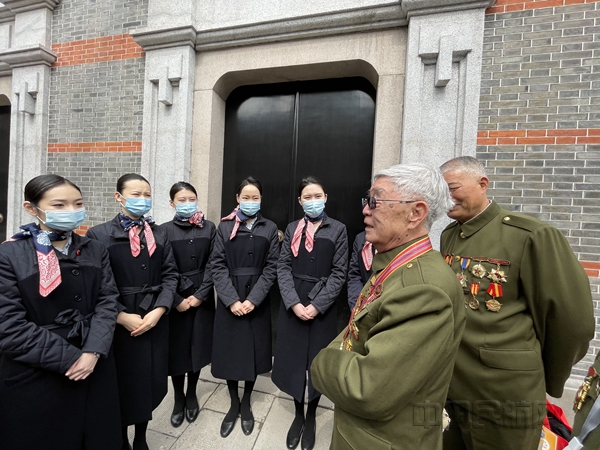 东航空乘请革命前辈现场教学，讲述历史-东航客舱供图_副本.jpg
