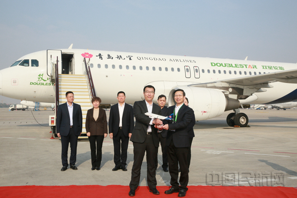 nEO_IMG_青岛航空赠送“双星号”机模