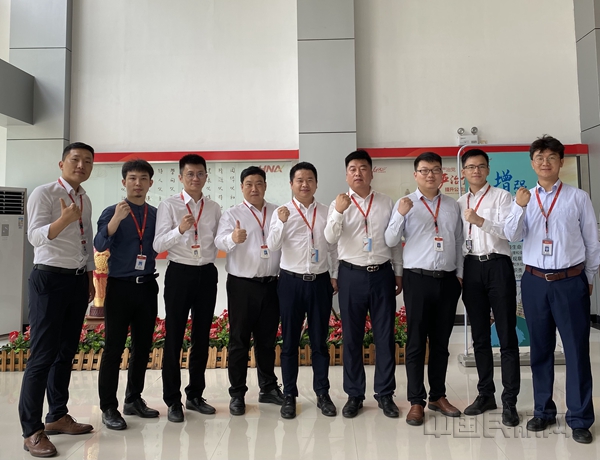 图 北部湾航空航线网络与合作开发团队合影_副本.jpg