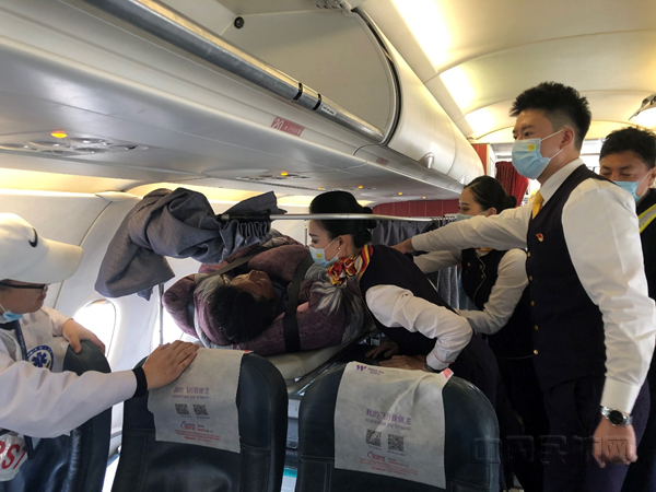 五一高峰的"生命抉择" 西部航空承运生命危急旅客转院抵渝治疗