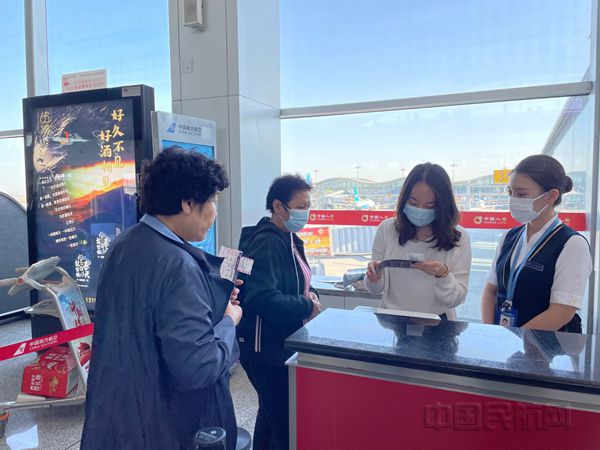 邀请旅客体验登机口验放 李瑾摄_副本.jpg 邀请旅客体验登机口验放 李瑾摄_副本.jpg