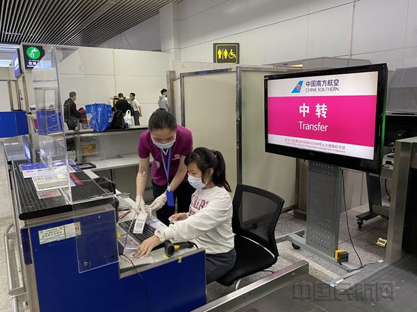 邀请旅客体验办理中转手续 闫佳榕摄_副本.jpg 邀请旅客体验办理中转手续 闫佳榕摄_副本.jpg