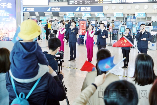nEO_IMG_王有勉 摄影 演出活动吸引了不少旅客驻足观看和拍照