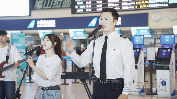 nEO_IMG_张旭 摄影 南航员工与大连工业大学学生合唱建党百年主题歌曲《少年》