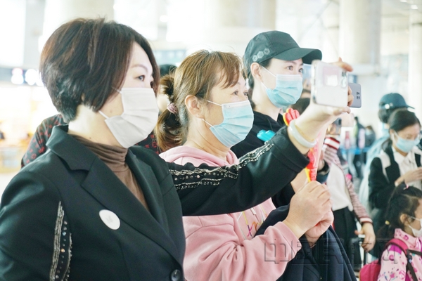 nEO_IMG_时晨 摄影 活动吸引了不少旅客驻足观看和拍照(三)