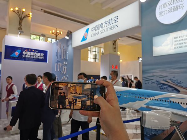 南航的展示引来了观众的浓厚兴趣-钱擘摄_副本.jpg 南航的展示引来了观众的浓厚兴趣-钱擘摄_副本.jpg