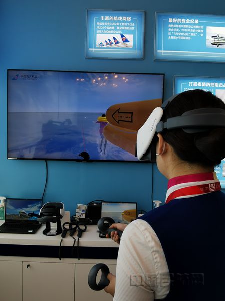 南航展示VR智慧培训的创新实践-钱擘摄_副本.jpg 南航展示VR智慧培训的创新实践-钱擘摄_副本.jpg