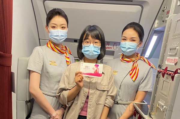 nEO_IMG_图 北部湾航空青秀乘务组乘务员与手持母亲节贺卡的旅客合影
