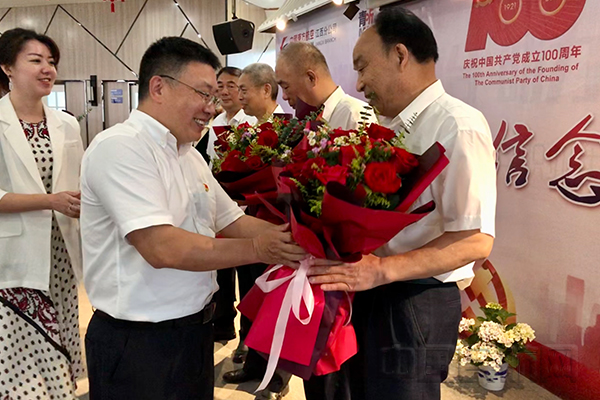 党委书记向老同志献花1.jpg 党委书记向老同志献花1.jpg