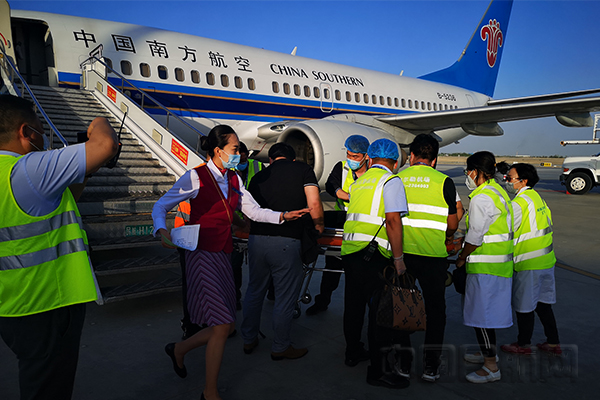 5月18日CZ5870航班,机上一名少数民族旅客癫痫病复发1.jpg 5月18日CZ5870航班,机上一名少数民族旅客癫痫病复发1.jpg