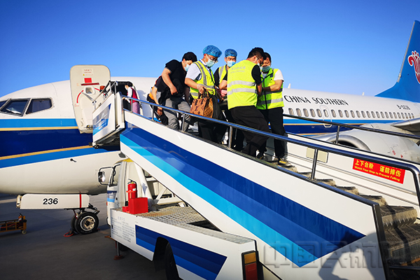 航班提前10分钟落地,为旅客抢回救治时间1.jpg 航班提前10分钟落地,为旅客抢回救治时间1.jpg