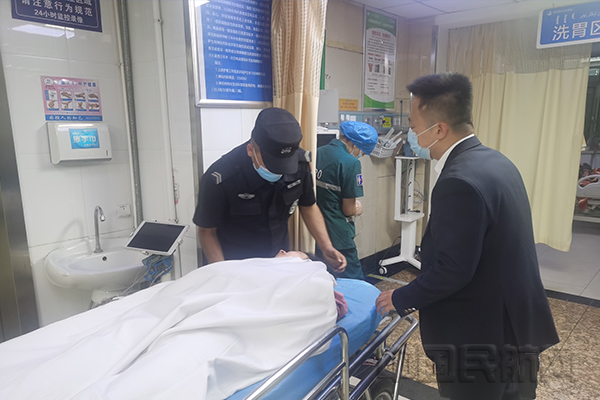 南航库尔勒营业处全程陪同旅客就医1.jpg 南航库尔勒营业处全程陪同旅客就医1.jpg