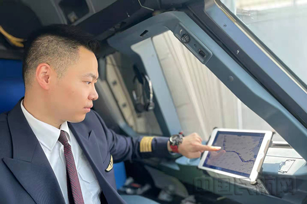 东航新一代电子飞行包成功接入驾驶舱WiFi 东航供图1.jpg