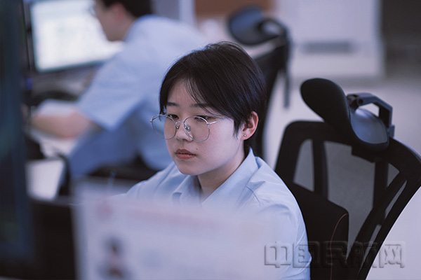 签派员正在严密监控航班1.jpg 签派员正在严密监控航班1.jpg