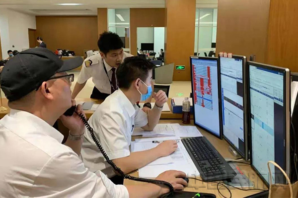 工作人员加班加点确认航班临时调整情况1.jpg 工作人员加班加点确认航班临时调整情况1.jpg