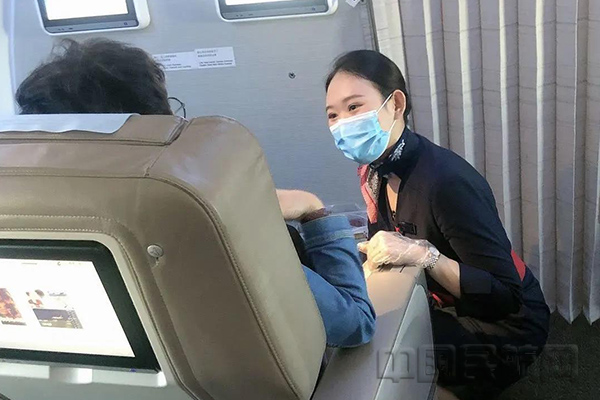 客服部耐心服务旅客,为其提供帮助1.jpg 客服部耐心服务旅客,为其提供帮助1.jpg