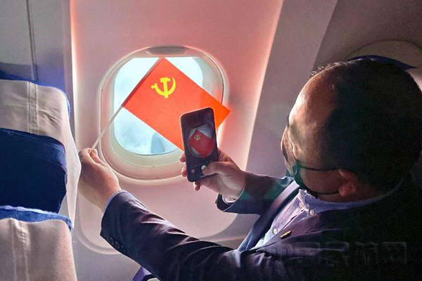 旅客在窗口拍党旗.jpg