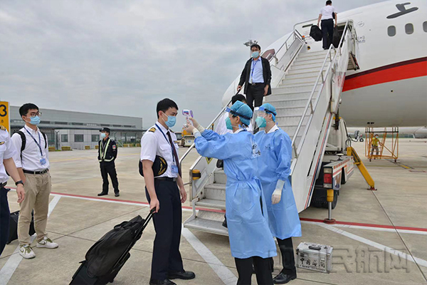为机组人员测温1.jpg 为机组人员测温1.jpg