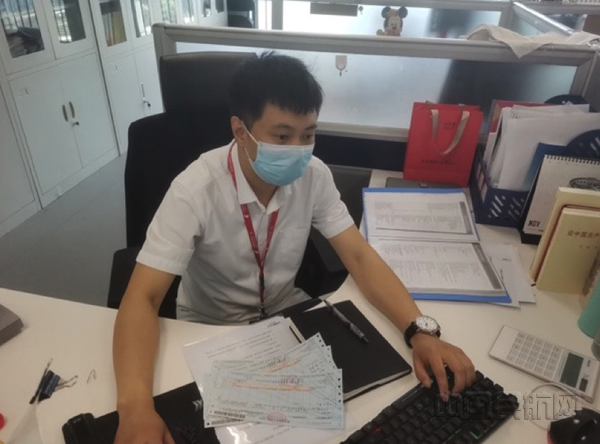 图2 销售委华北营销中心会员服务中心工作人员悉心出票,销售部傅饶做好机票复查_副本.png 图2 销售委华北营销中心会员服务中心工作人员悉心出票,销售部傅饶做好机票复查_副本.png