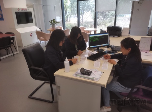 图3 销售委华北营销中心会员服务中心工作人员悉心出票,销售部傅饶做好机票复查_副本.png 图3 销售委华北营销中心会员服务中心工作人员悉心出票,销售部傅饶做好机票复查_副本.png