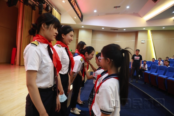 nEO_IMG_同学们为女飞姐姐系上红领巾