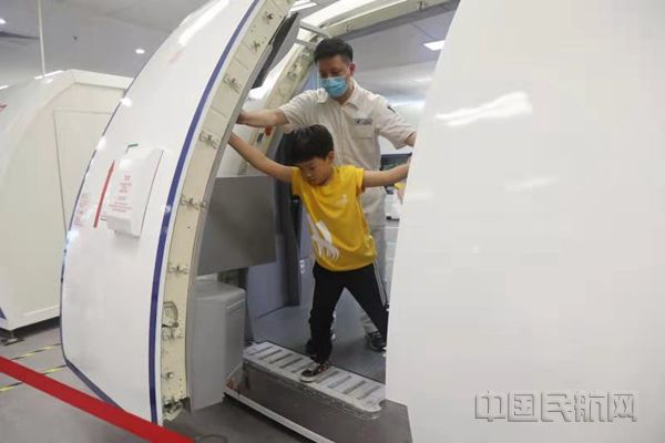 小朋友体验模拟机(东航研发中心供图)_副本.jpg