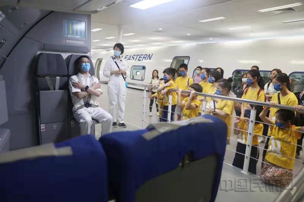 小朋友与家长学习逃生技能(东航研发中心供图)_副本.jpg