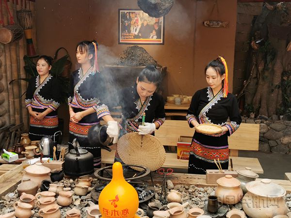在东航支持下,当地特色的“存木香”茶叶不仅改进了技术,更打开了市场,还成为客舱里的“东航那杯茶”-钱擘摄_副本.jpg