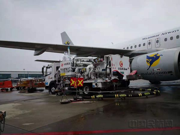 广州航空加油站全力以赴做好抗疫保供工作（张正旺 摄）_副本.jpg