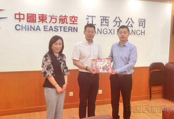 副总经理尹爱明为考生家长送上高考“状元红”备考福袋_副本.jpg