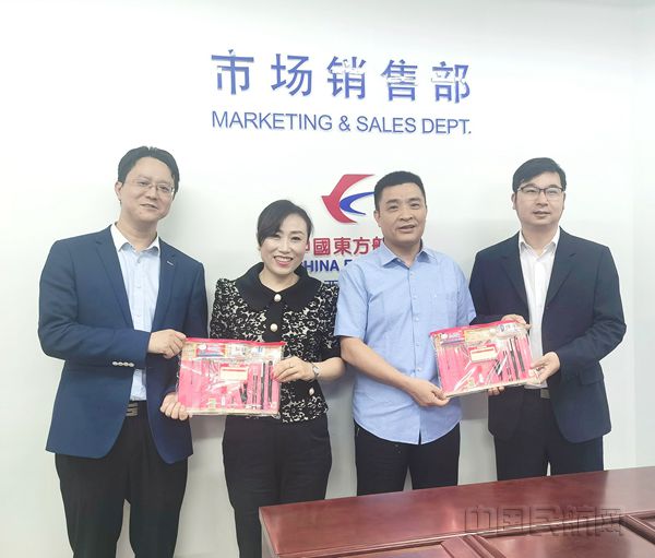 副总经理、工会主席公丕才为考生家长送上高考“状元红”备考福袋_副本.jpg