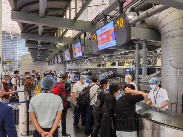 nEO_IMG_九元航空协助旅客查验核酸检测报告及健康码